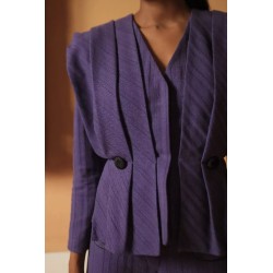 Vista frontal de una chaqueta púrpura elegante con cierre invisible.
