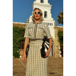 Mujer de frente posando con la camisa y bolso a juego