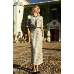 Mujer un poco de perfil con mirada hacia el lado  luciendo camisa elegante