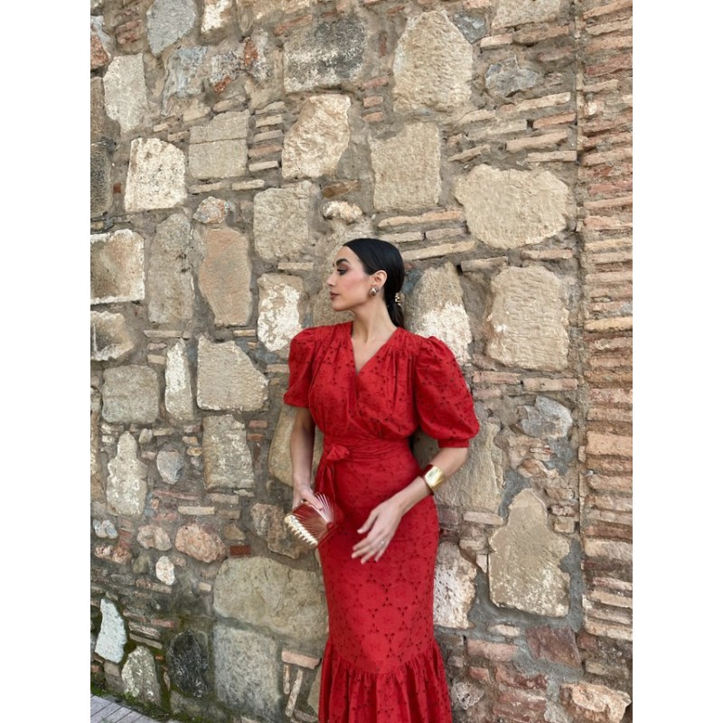 Mujer posando con vestido midi rojo elegante mirando a un lateral