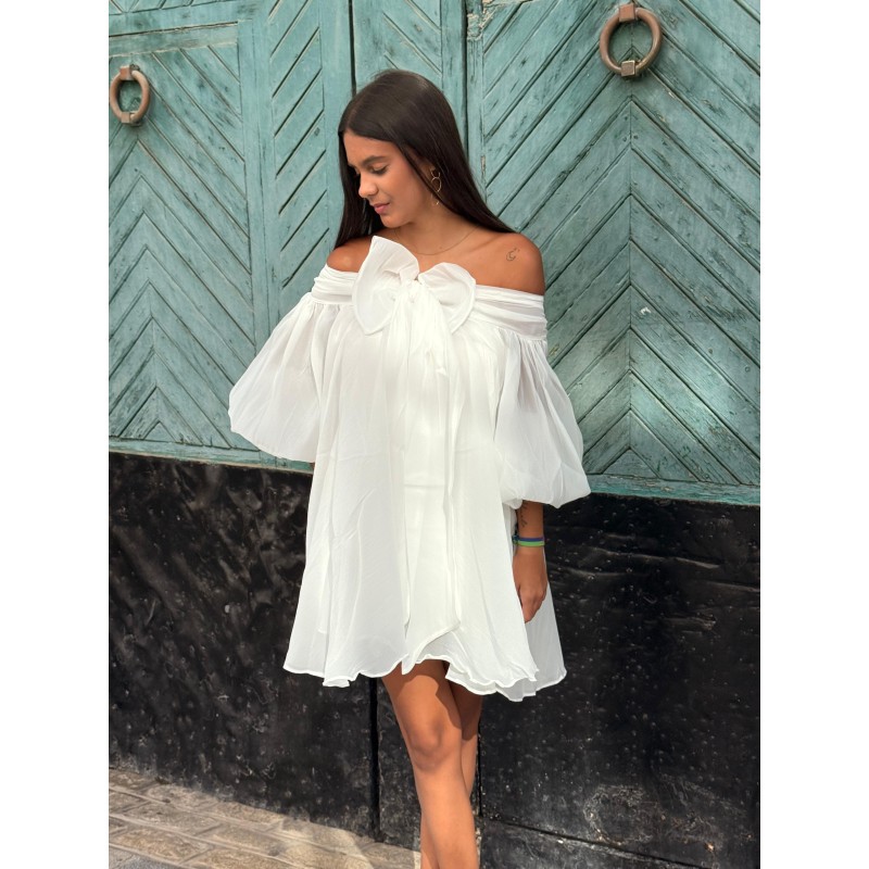 vestido corto blanco con maxilazo detalle