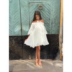 vestido corto blanco con maxilazo