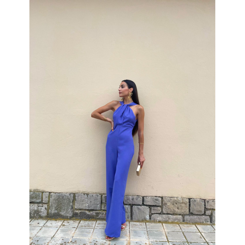 mono azul largo sin mangas